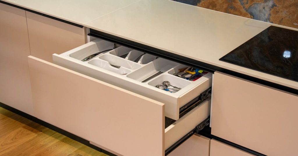 ארגונית מגירות למטבח: פתרונות אחסון שמכפילים מקום