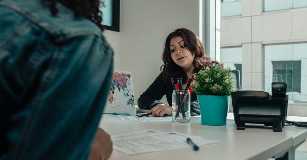 עורך דין מקרקעין: מתי חובה לשכור ומה המחיר